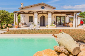 Villa Suq with pool, parking & wifi Noto